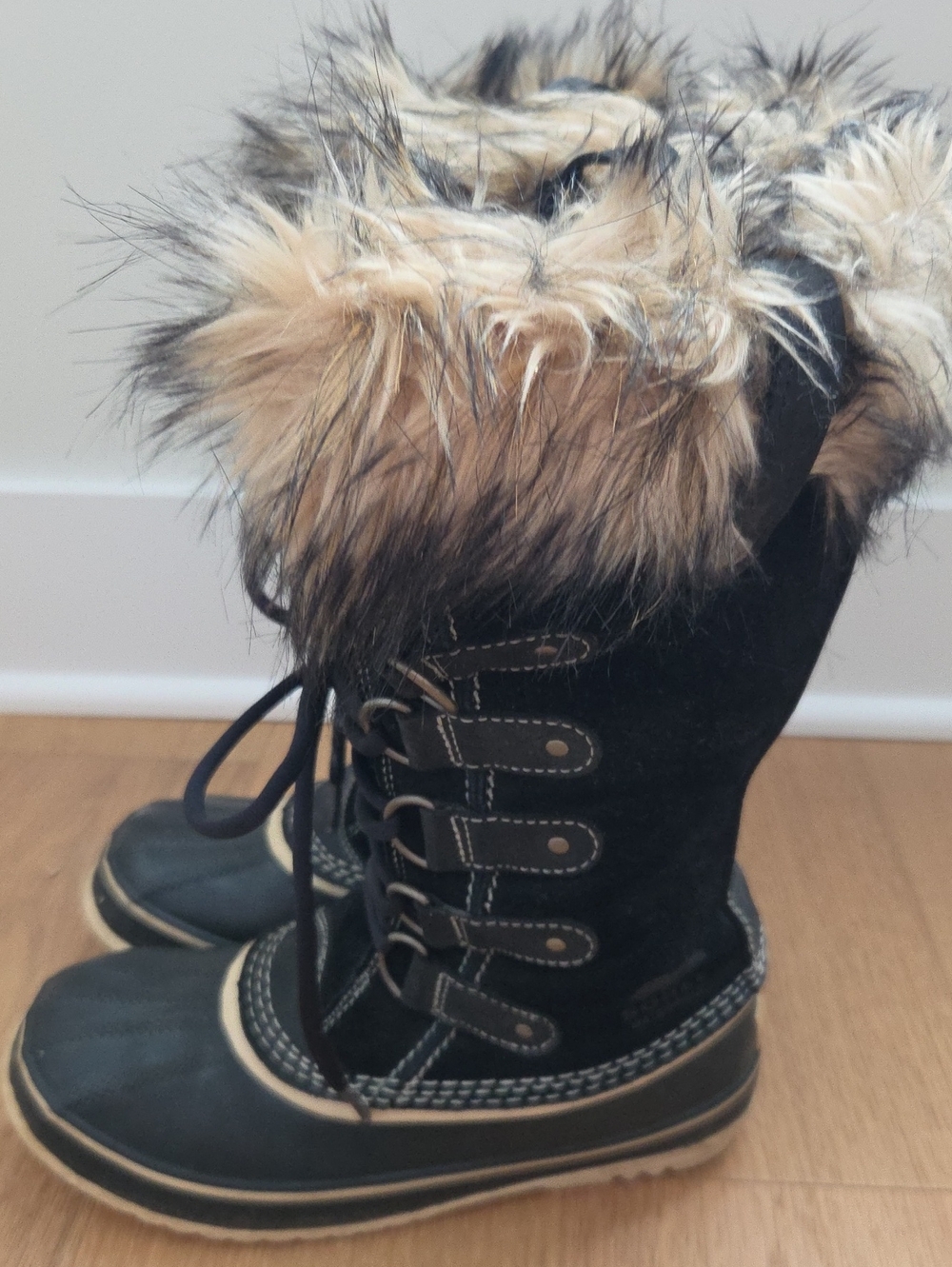 Sorel Black and Tan Lace-Up Winter Boot (Rear View)